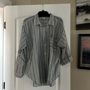 Great black/white patterned stripe shirt